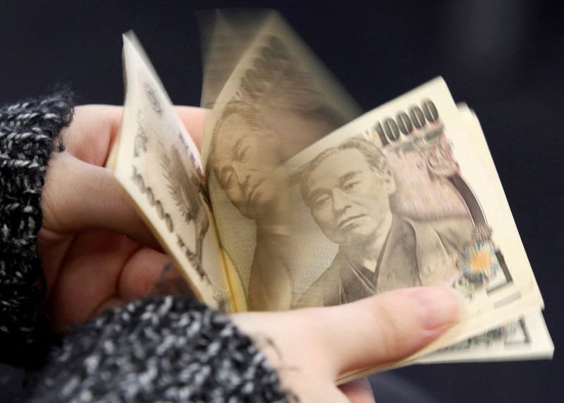 Yen pressured as merchants encourage coverage decisions