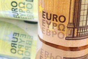 Euro staggers as merchants wary of hawkish ECB; dollar beneficial properties