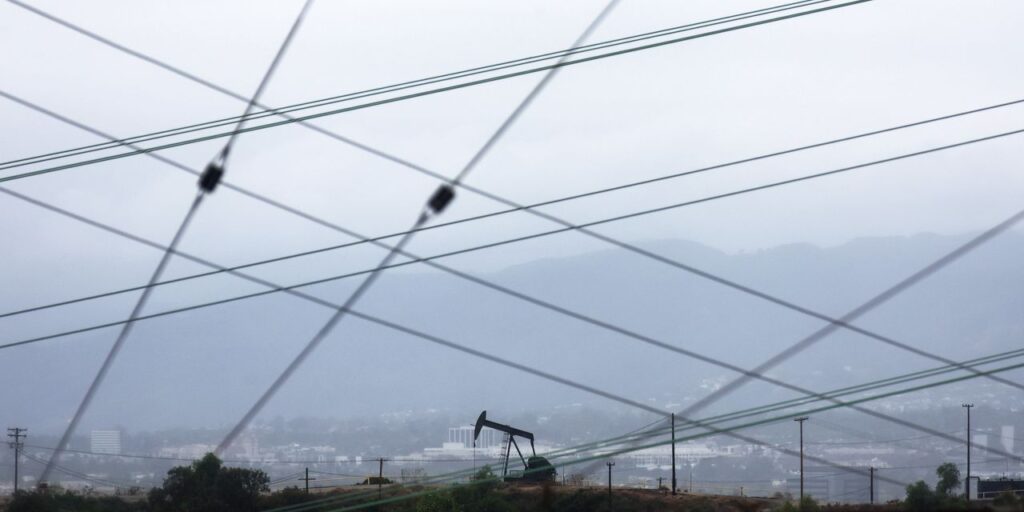 Futures Movers: Oil prices mixed after Powell speech, head for second straight weekly loss