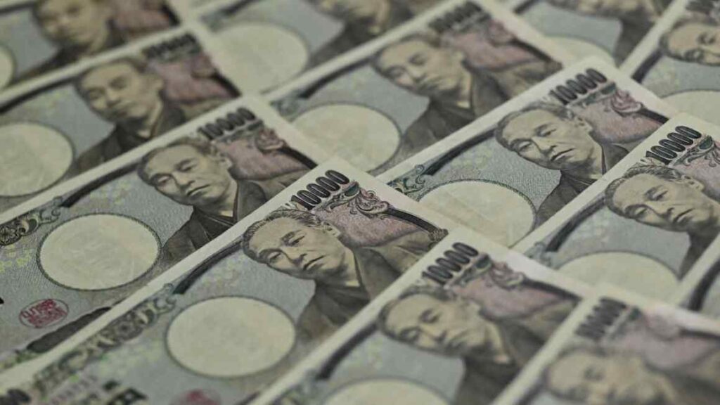 Yen edges up after Eastern officials affirm to defend currency