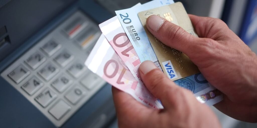 Dow Jones Newswires: Eurozone economic job slows for sixth straight month, PMIs level to