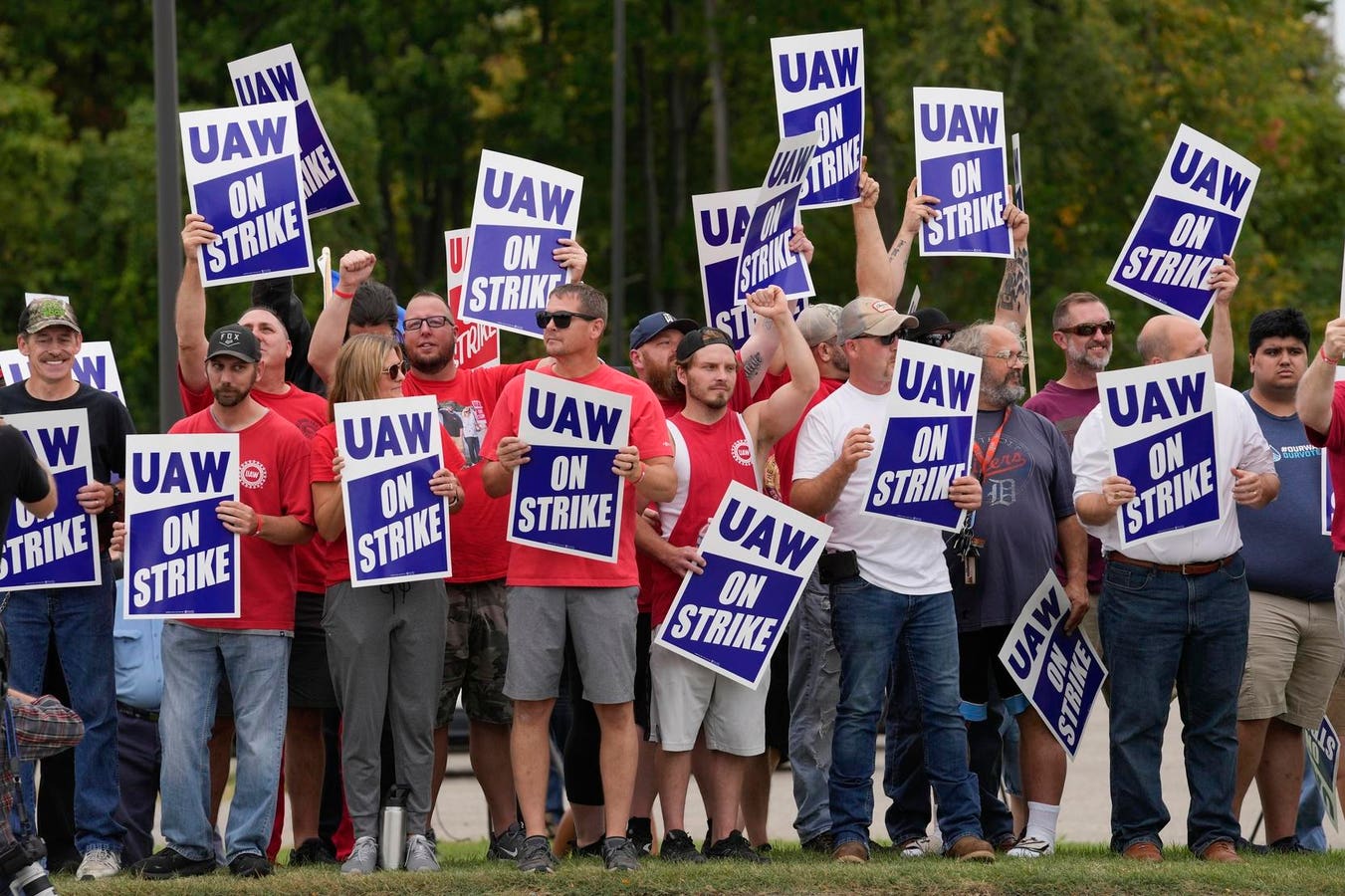 Auto Workers Union Urges Workers At Tesla, BMW And Toyota To Unionize