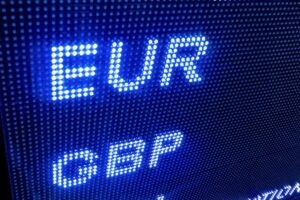 EUR/GBP declines because the Sterling advantages from strong UK labor market
