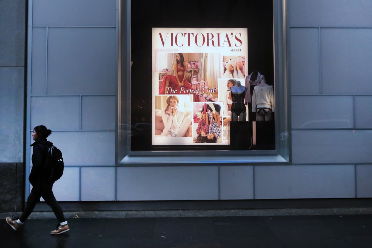 Victoria’s Secret shares plummet on weaker sales forecast, amid subdued apparel quiz