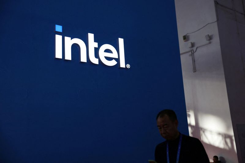 Intel shares tumble as forecast misses estimates