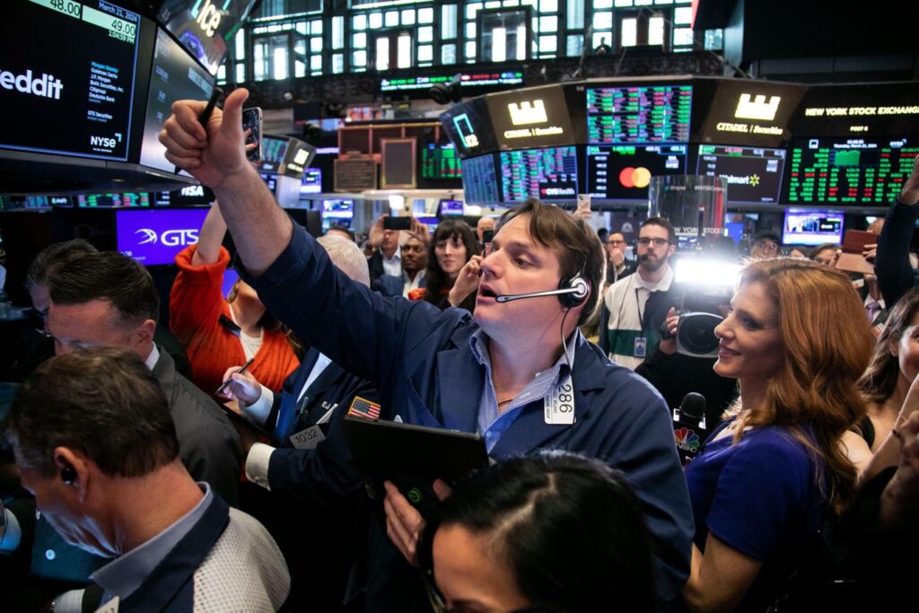 Researchers Fetch AI Model Outperforms Human Stock Forecasters