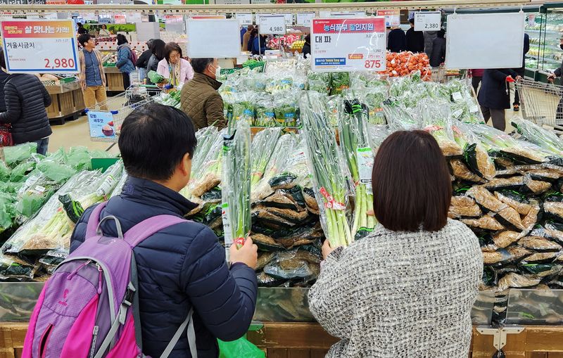 South Korea economy seemingly returned to growth in Q3: Reuters ballot