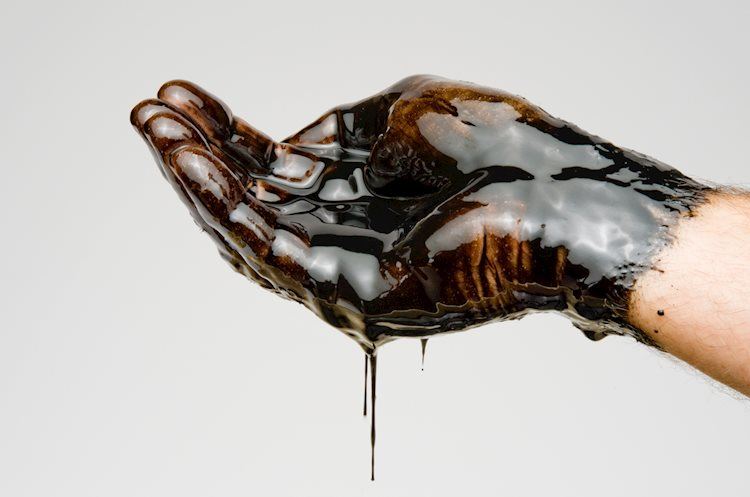 Impolite Oil pares relieve earlier incurred losses and turns almost flat on Monday