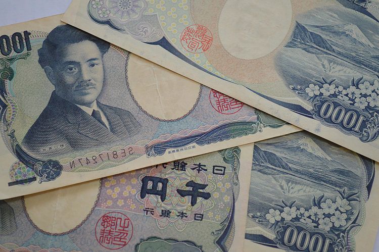 USD/JPY retreats to 156.50 after reaching multi-month highs on softer US PCE records