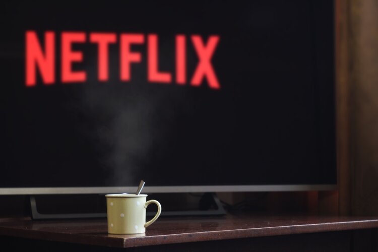 Netflix inventory (NFLX) shopping for the dips on the blue field living [Video]