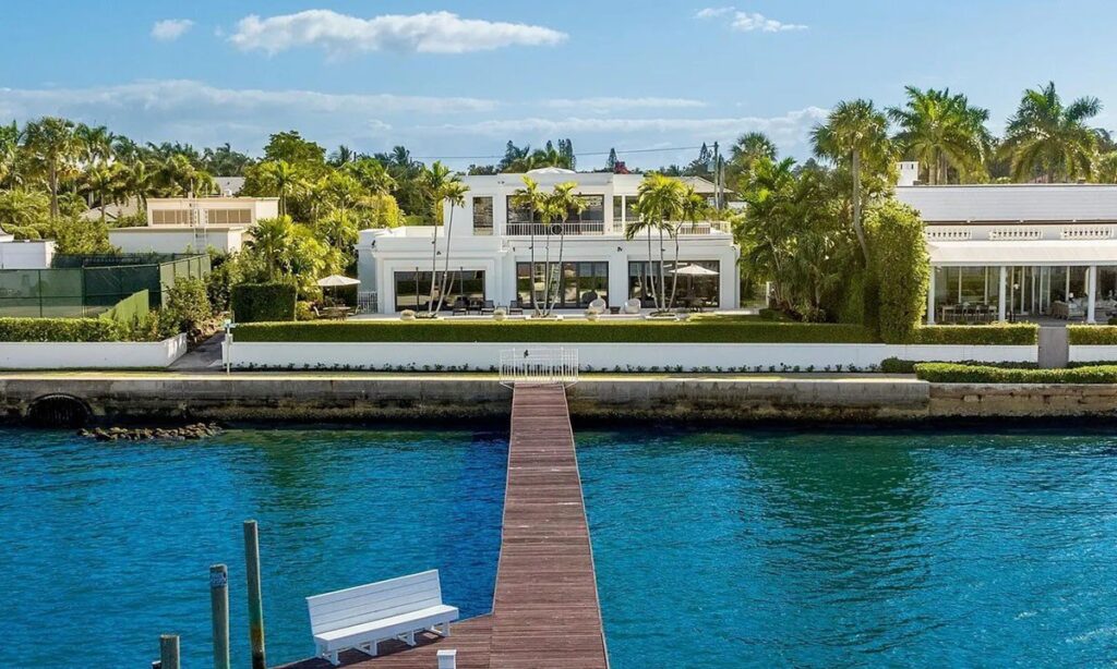 Lakefront Palm Seaside Mansion That Spent 2 Years Languishing on the Market Lastly Sells-but Perfect After Mark Became as soon as Cleave by $16.75 Million