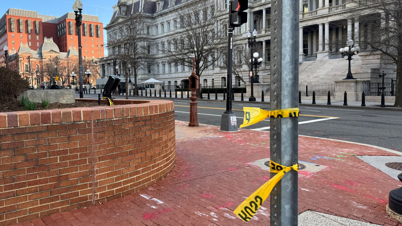 Gunman shot end to White House after standoff with Secret Carrier identified