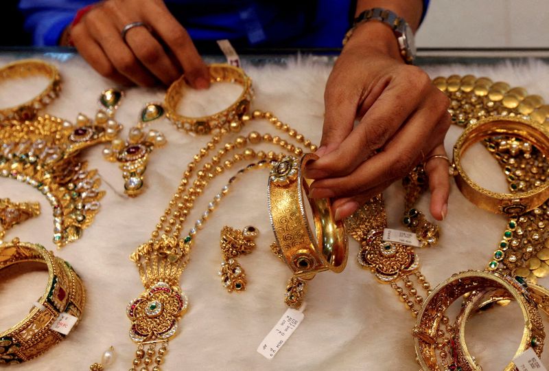 Gold edges bigger as geopolitical and economic concerns linger