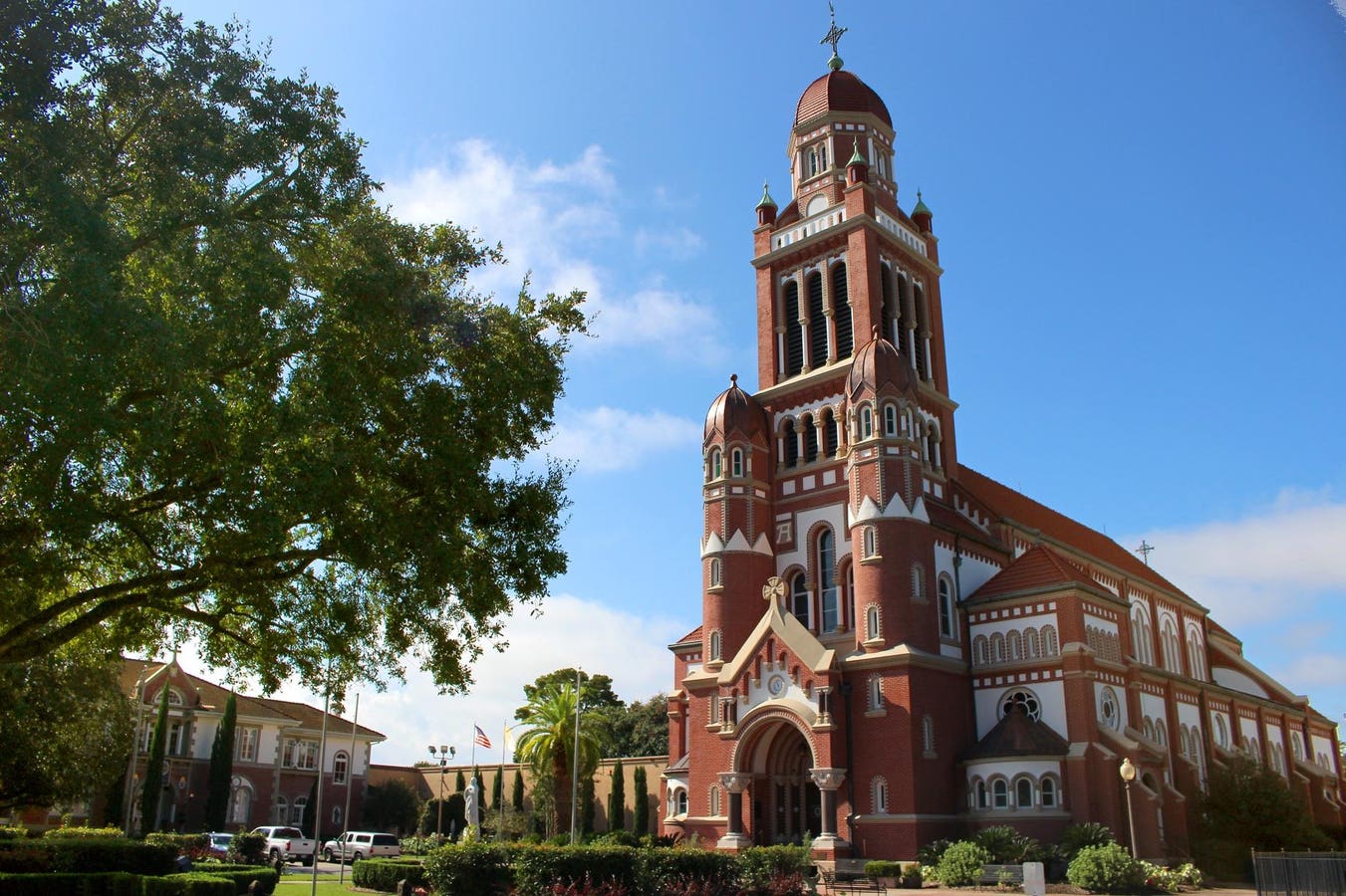 This Underrated Louisiana Metropolis Is The Beating Heart Of Cajun Culture