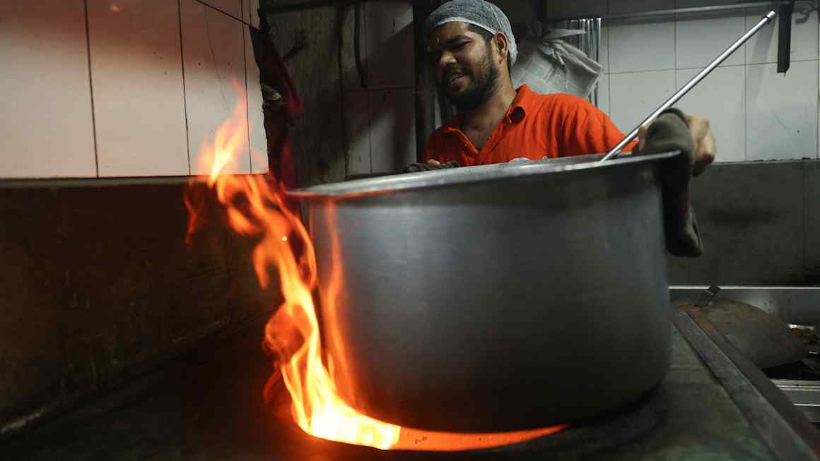 India’s restaurants end deep frying meals as fuel disaster bites
