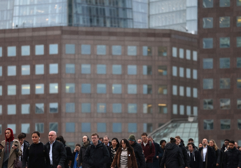 UK employers decrease hiring and publish fewer jobs in April