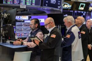 Wall St extends rally on tech energy; Mideast deal stays in middle of attention