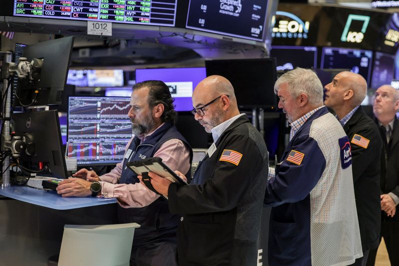 Wall St extends rally on tech energy; Mideast deal stays in middle of attention