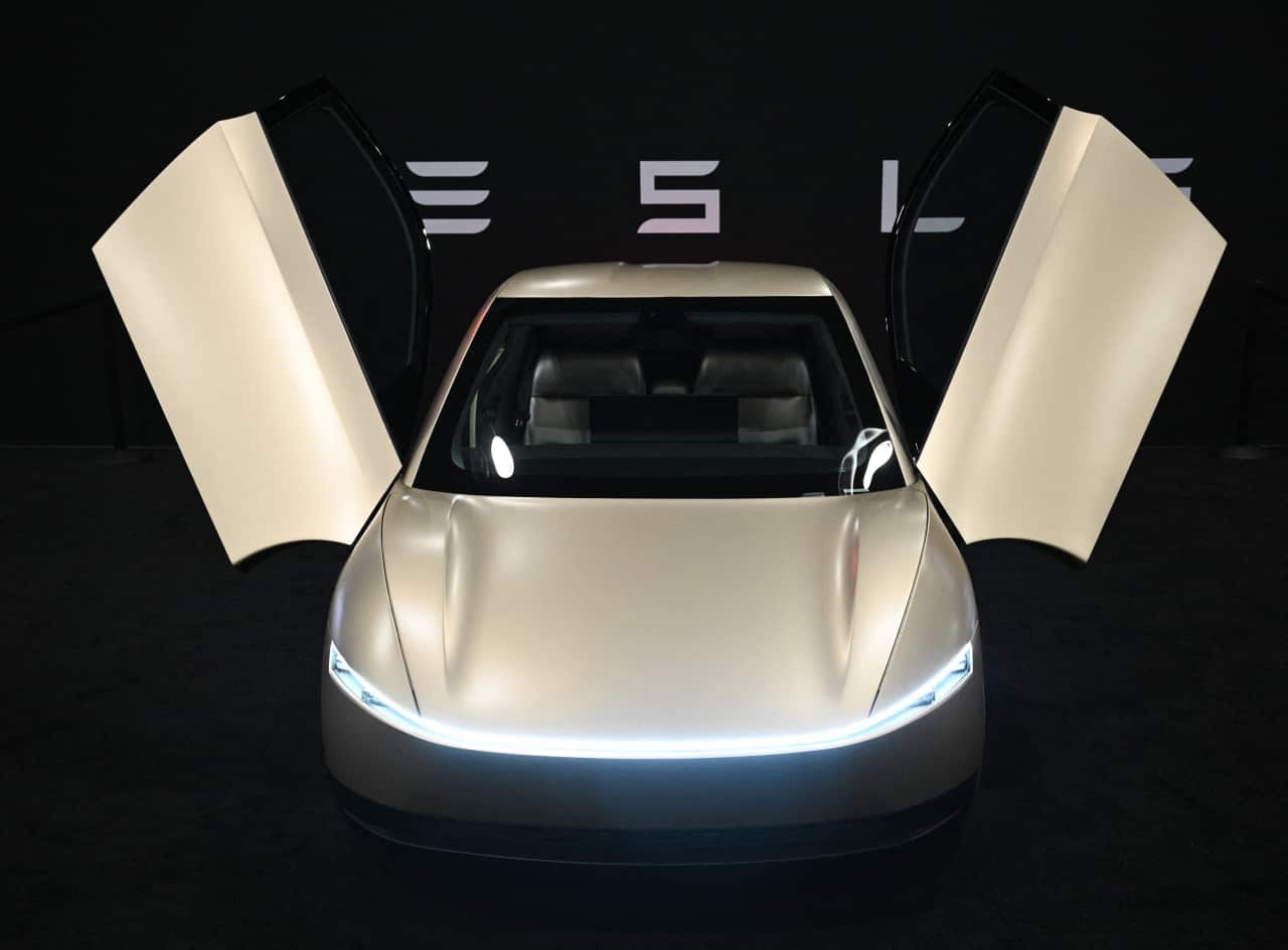 Is Tesla succeeding in AI? Gaze this for a clue.