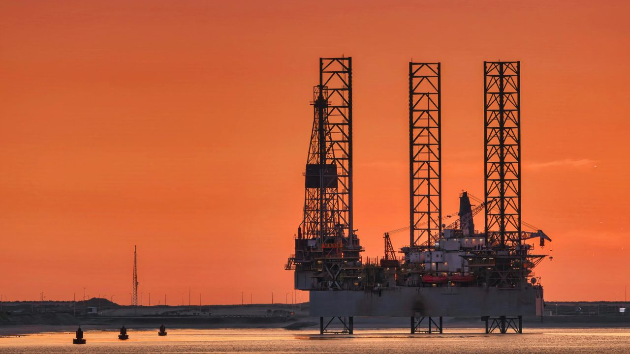 Oil prices head for deep weekly loss as Strait of Hormuz traffic begins to scoot up