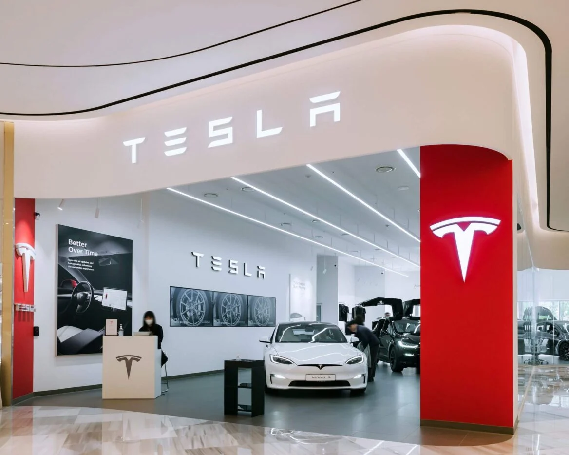 Tesla (TSLA) Stock Reclaims 52% EV Market Fragment as Ford and GM Retreat