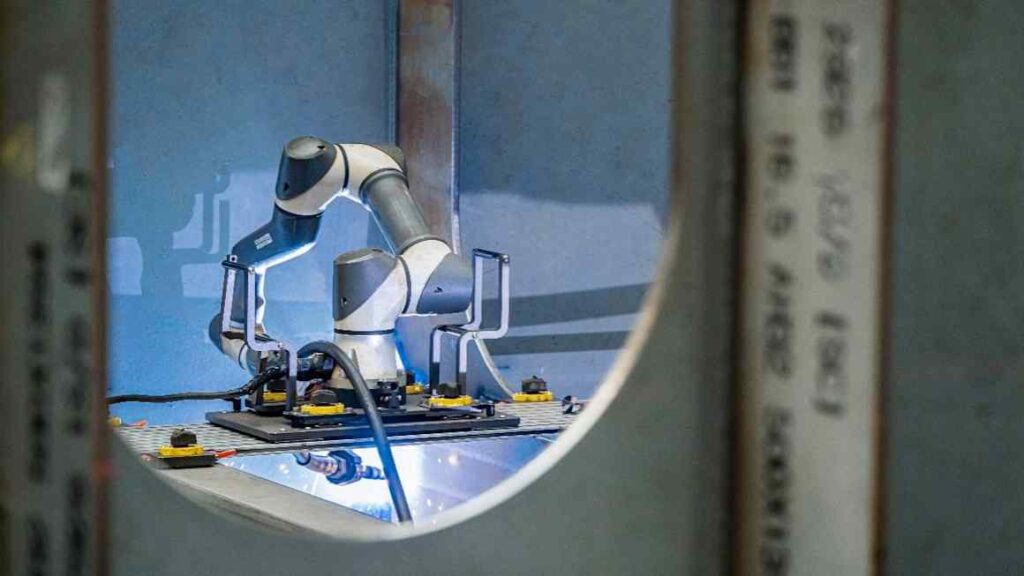 Jap and Korean shipbuilders deploy robots to tackle China