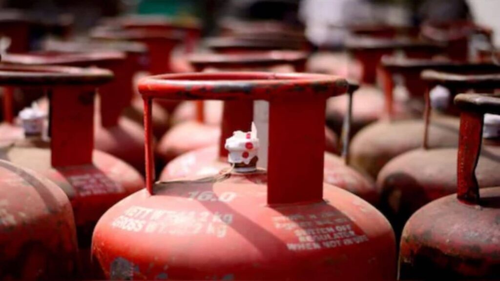 Home-cooked meals get 10% dearer in Sep on larger onion, oil, rice, LPG prices